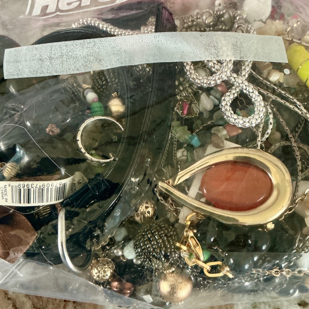 Authentic Longaberger Basket w/ 2 lbs Vintage & Modern Jewelry Mystery Lot - Picture 7 of 7